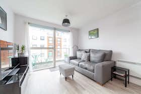 Apartment for rent for £4,004 per month in Brentford, Pump House Crescent