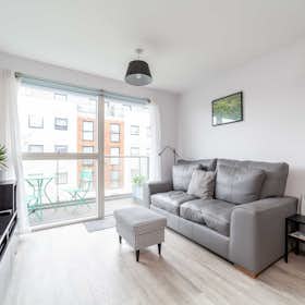 公寓 正在以 £3,843 的月租出租，其位于 Brentford, Pump House Crescent