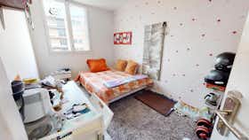 Отдельная комната сдается в аренду за 450 € в месяц в Bron, Rue de la Marne