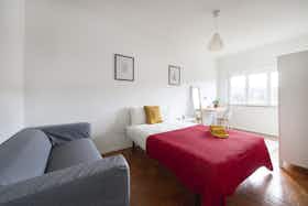 Appartement te huur voor € 425 per maand in Odivelas, Rua Paiva Couceiro