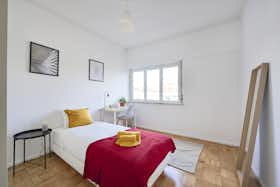 Отдельная комната сдается в аренду за 450 € в месяц в Odivelas, Rua Paiva Couceiro