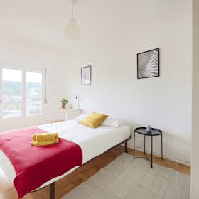 Отдельная комната сдается в аренду за 425 € в месяц в Odivelas, Rua Paiva Couceiro