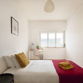 Отдельная комната сдается в аренду за 425 € в месяц в Odivelas, Rua Paiva Couceiro