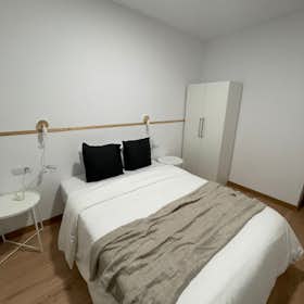 Private room for rent for €540 per month in Barcelona, Plaça de Lesseps