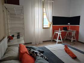 Private room for rent for €790 per month in Bologna, Via Mario Bastia