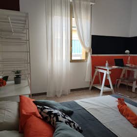Privé kamer for rent for € 790 per month in Bologna, Via Mario Bastia