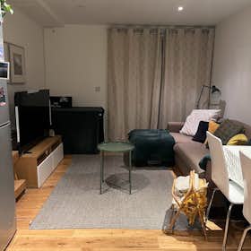 Apartment for rent for £1,504 per month in London, Storehouse Mews