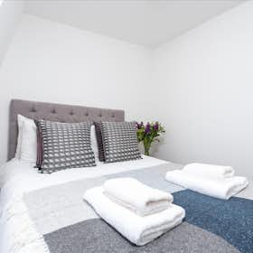 Apartment for rent for £2,992 per month in London, Warwick Road