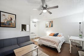 Отдельная комната сдается в аренду за $2,145 в месяц в Austin, Red River St