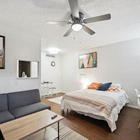私人房间 正在以 $2,145 的月租出租，其位于 Austin, Red River St