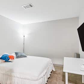 私人房间 正在以 $866 的月租出租，其位于 Kansas City, W 11th St
