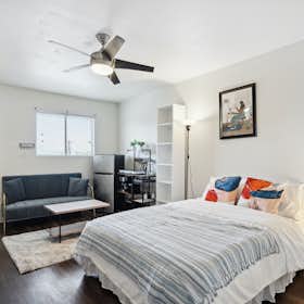 私人房间 正在以 $1,040 的月租出租，其位于 Austin, Red River St