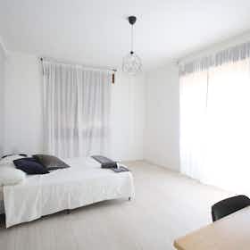Private room for rent for €510 per month in Modena, Via Giuseppe Soli