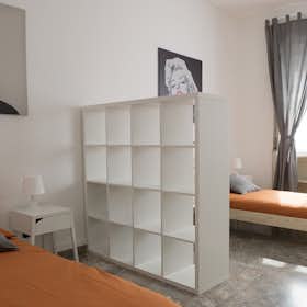 Mehrbettzimmer for rent for 455 € per month in Milan, Viale Piceno
