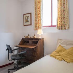 Private room for rent for €420 per month in Porto, Rua de Nove de Abril