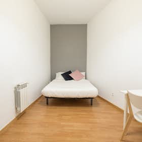 Private room for rent for €445 per month in Madrid, Calle de Fuencarral