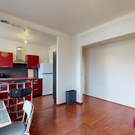 Appartement te huur voor € 880 per maand in Reims, Rue du Barbâtre