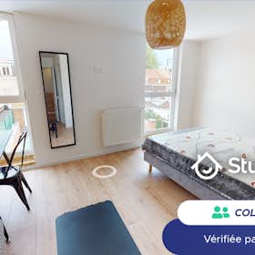 Private room for rent for €620 per month in Lille, Rue Bourjembois