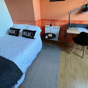 Private room for rent for €560 per month in Madrid, Calle de Eduardo Vela