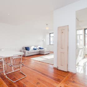 公寓 正在以 €2,100 的月租出租，其位于 Lisbon, Rua Bartolomeu Dias