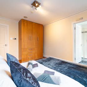 Apartment for rent for £6,500 per month in London, Oakley Street
