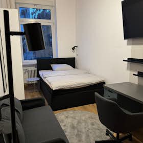 WG-Zimmer for rent for 750 € per month in Frankfurt am Main, Schwarzburgstraße