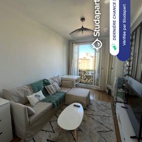 Apartment for rent for €1,200 per month in Courbevoie, Avenue de la République