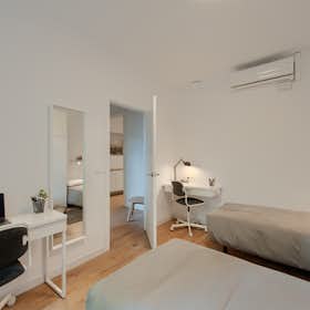 Mehrbettzimmer for rent for 610 € per month in Barcelona, Carrer de Còrsega