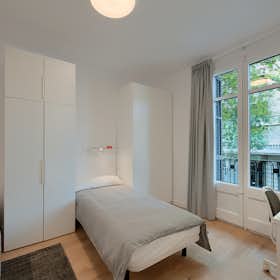 Shared room for rent for €600 per month in Barcelona, Carrer de Còrsega