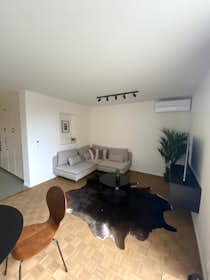公寓 正在以 €1,250 的月租出租，其位于 Mortsel, Guido Gezellelaan