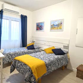 Appartement for rent for € 1.100 per month in Rome, Via Bonaventura Cerretti