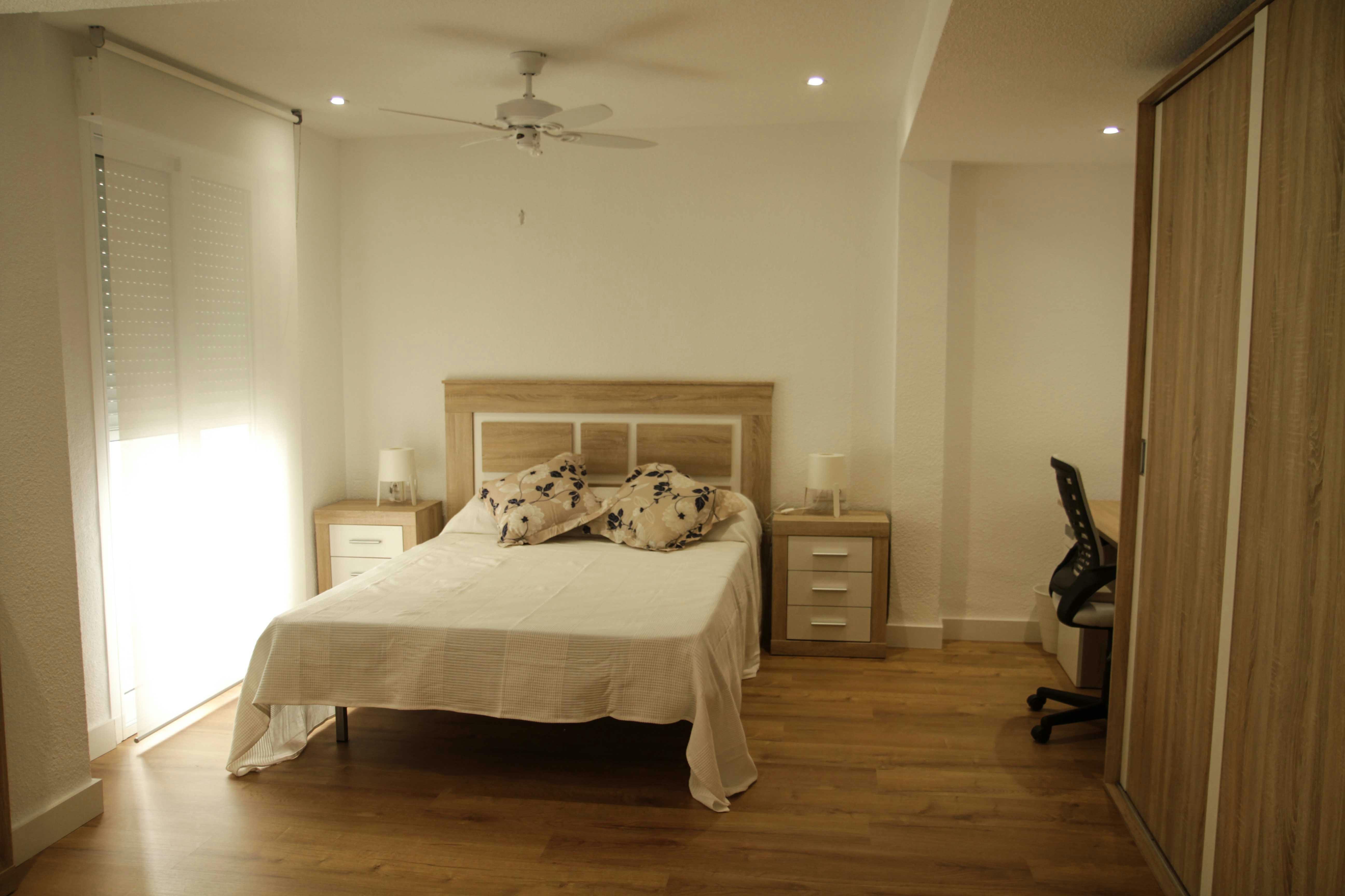 Chambre privée à louer pour 380 €/mois à Elche, Plaça dels Reis Catòlics