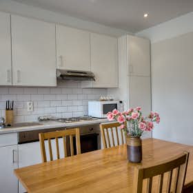 Appartement for rent for € 875 per month in Ganshoren, Avenue des Gloires Nationales