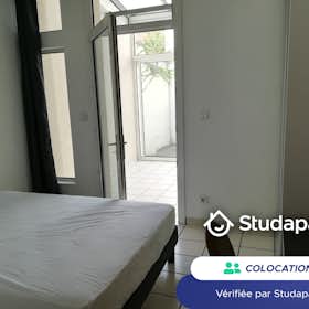 Private room for rent for €660 per month in Talence, Avenue Espeleta