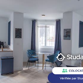 私人房间 正在以 €450 的月租出租，其位于 Laval, Rue du Val de Mayenne