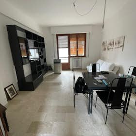 Appartement te huur voor € 900 per maand in Siena, Via Piero Strozzi