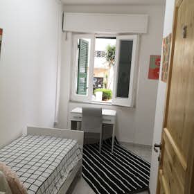 Отдельная комната сдается в аренду за 400 € в месяц в Naples, Via Giulio Cesare