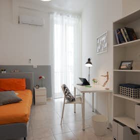 Private room for rent for €470 per month in Naples, Vico Noce