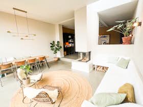 Дом сдается в аренду за 3 900 € в месяц в Haarlem, Saenredamstraat