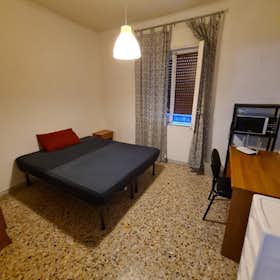 Private room for rent for €460 per month in Naples, Piazza Volturno