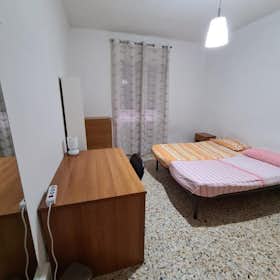 Private room for rent for €460 per month in Naples, Piazza Volturno