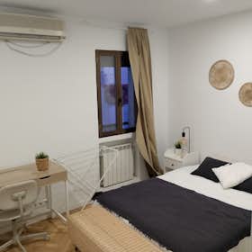 Private room for rent for €800 per month in Madrid, Avenida de Menéndez Pelayo