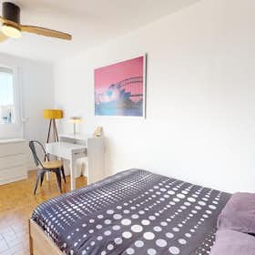 Private room for rent for €450 per month in Bron, Rue Nungesser et Coli