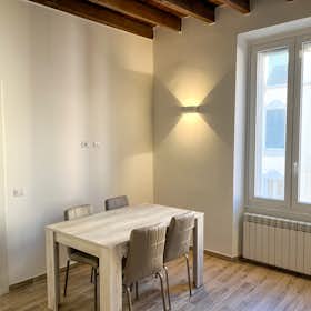 Apartment for rent for €2,300 per month in Milan, Via Monte Cengio