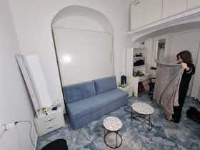 公寓 正在以 €770 的月租出租，其位于 Naples, Via delle Zite