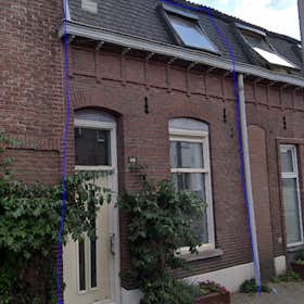 Maison à louer pour 1 600 €/mois à Tilburg, Hesperenstraat