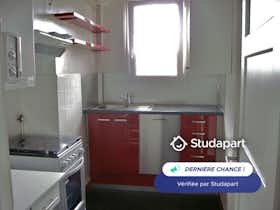 Appartement te huur voor € 955 per maand in Reims, Rue de Vesle