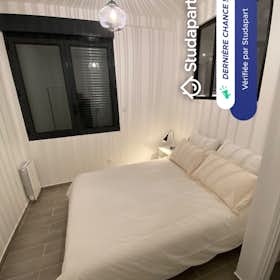 Apartment for rent for €2,300 per month in Paris, Rue du Chemin Vert