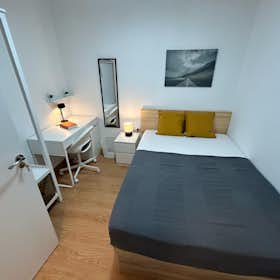 Private room for rent for €590 per month in Barcelona, Carrer del Rosselló