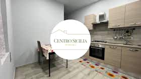 公寓 正在以 €800 的月租出租，其位于 Catania, Via Terreforti